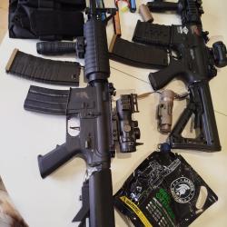 Lot de 2 répliques M4 airsoft carcasse métal avec accessoires et équipements