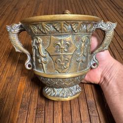 BRONZE GRAND MORTIER DE STYLE XV EME SIÈCLE A FLEURS DE LYS AVEC PILON SIGNÉ MAX LE VERRIER 2KG