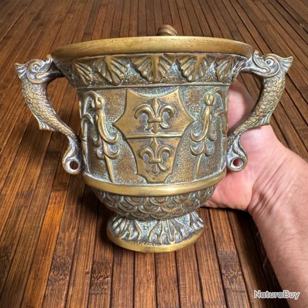 BRONZE GRAND MORTIER DE STYLE XV EME SIÈCLE A FLEURS DE LYS AVEC PILON SIGNÉ MAX LE VERRIER 2KG