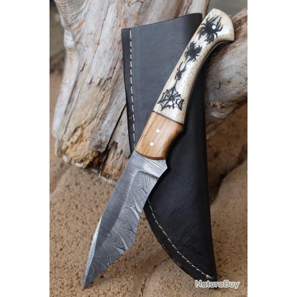 Couteau de Chasse Damas Lame 256 Couches Manche OS Scrimshaw Araigne Fabr Artisanale Etui Simili