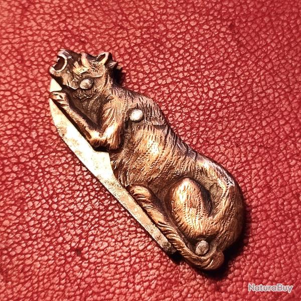 Ancien canif couteau pliant figuratif zoomorphe Chimère couleur bronze