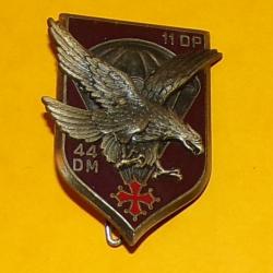 INSIGNE PARACHUTISTE : 11° Division Parachutiste - 44 D.M, avec sigle, foncé, matriculé 413 ,  écu a