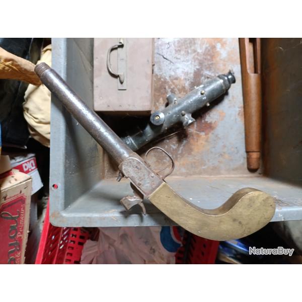 Pistolet crosse en laiton a restaurer