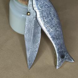 Couteau pliant poisson en damas fabrication artisanale manche en acier effet écailles