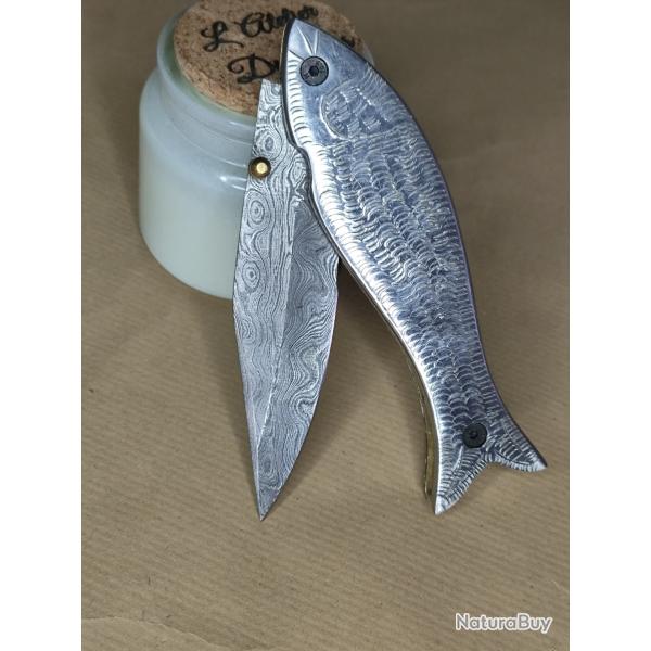 Couteau pliant poisson en damas fabrication artisanale manche en acier effet écailles