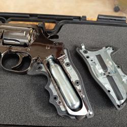 Vend Dan Wesson CO2 4.5mm réplique du 357mag bronzé état comme neuf+mallette et 25 étuis supplémenta