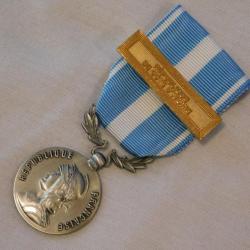 MEDAILLE OUTRE MER + BARETTE REPUBLIQUE DE COTE D IVOIRE    ...  état 100% neuf