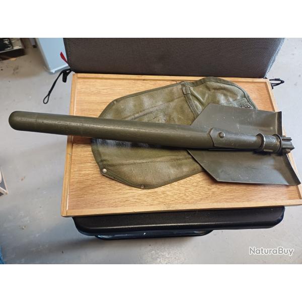 Ancienne pelle militaire type US avec sa housse - années 70 / 80