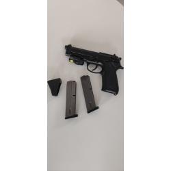 Pistolet Beretta 92A1 Cal 9×19 2 chargeurs Valise origine équipé point visée vert . Très bon état .