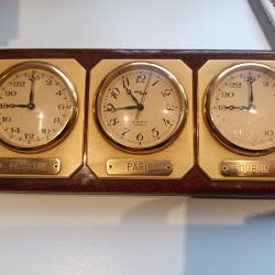 Ensemble 3 pendulettes GÜBELIN dorée sur socle bois. Très bel état