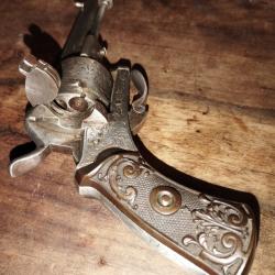 Revolver à broches type Lefaucheux finement ouvragé calibre 7 mm