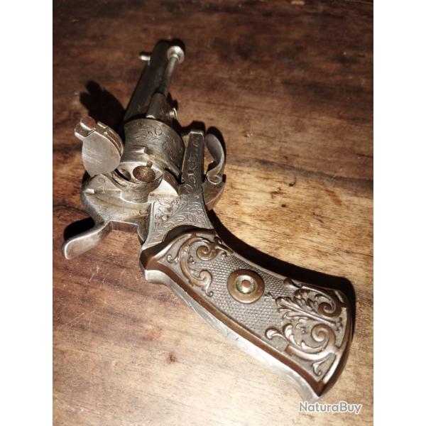 Revolver  broches type Lefaucheux finement ouvrag calibre 7 mm