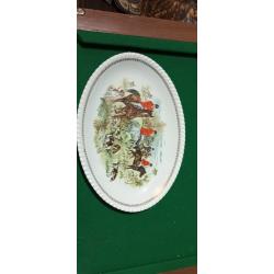 Grand plat de service à décor de vennerie signé