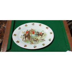 Très grand plat de service à décor de chasse signé