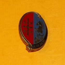 INSIGNE PARACHUTISTE : 1° R.H.P, BERCHENY, croix et croisettes argentées, pastille oblongue ,écu ovo