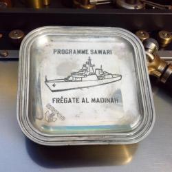 Plateau commemoratif NAVFCO : Programme Sawari , Fregate Al Madinah - laiton plaque argent 400g