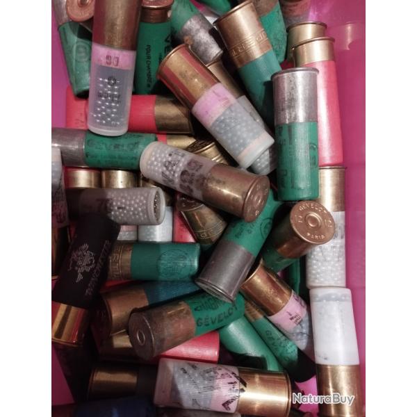 Un lot de cartouches calibre 12 en vrac de 2,8kg