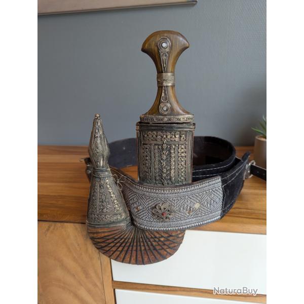 Belle jambiya d'Oman avec sa ceinture garnie d'argent