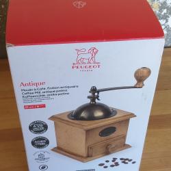 Moulin à café manuel PEUGEOT , modèle  "Antique" , neuf