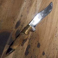 Couteau Poignard de chasse ou de vénerie poignée patte de cervidé