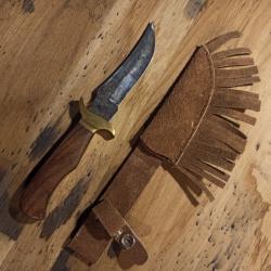 Couteau Poignard de chasse ou de vénerie lame large et recourbée, poignée en bois avec étui