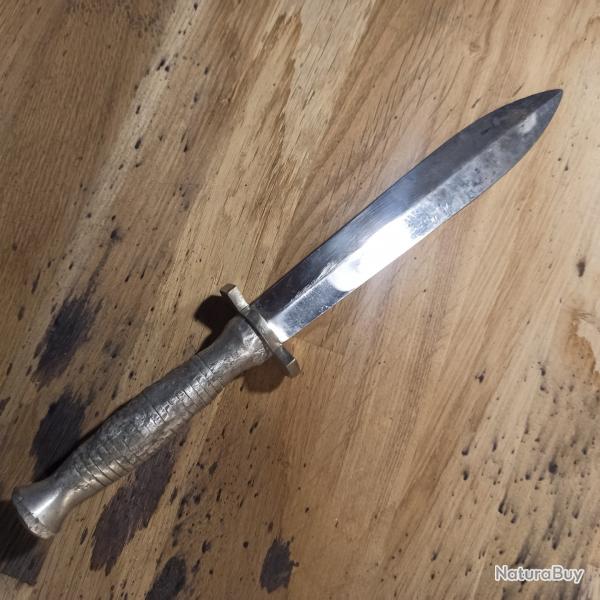Couteau Poignard de chasse ou de vnerie poigne mtal lame non aiguise COUSTRA, curiosit !
