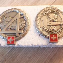 Lot de 2 insignes de béret suisse. Char de combat