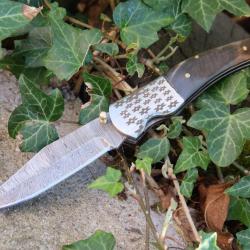 Beau Couteau Damas Lame Clip Point 128 Couches Manche Bélier Mitres Gravures Fab Artisanale