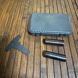 BOÎTE AVEC DEUX  CHOCKES CALIBRE 20 et une clef à chockes