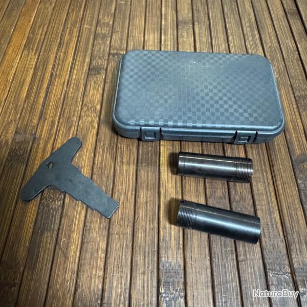 BOTE AVEC DEUX  CHOCKES CALIBRE 20 et une clef  chockes