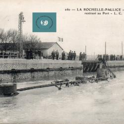 CPA - LA ROCHELLE-PALLICE - Sous - Marin rentrant au Port -N°4140