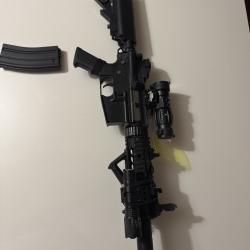Réplique Airsoft AEG M4A1 métal 6 mm - lunette/PEQ/lampe - 2× batteries 9,6 V