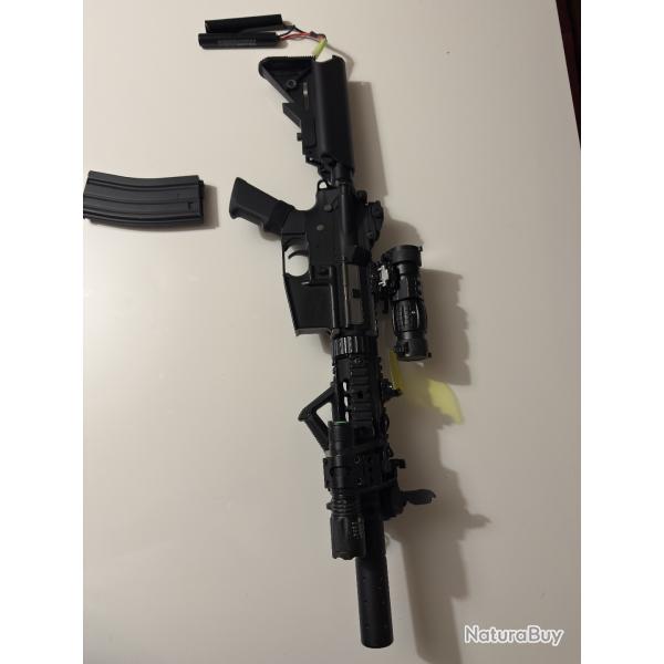 Réplique Airsoft AEG M4A1 métal 6 mm - lunette/PEQ/lampe - 2× batteries 9,6 V
