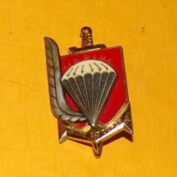 INSIGNE PARACHUTISTE : 3° R.P.I.Ma, relief, épingle pastille oblongue, dos grenu, fond rouge vif , r