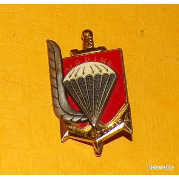 INSIGNE PARACHUTISTE : 3 R.P.I.Ma, relief, pingle pastille oblongue, dos grenu, fond rouge vif , r