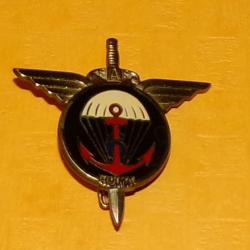 INSIGNE PARACHUTISTE : 6° Régiment Para d'Infanterie de Marine, émail, dos guilloché argenté ,  rond