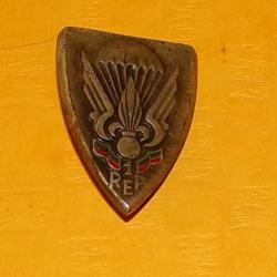 INSIGNE PARACHUTISTE : 1° Régiment Etranger de Parachutistes, retirage R 79 , écu argenté grenade en