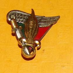 INSIGNE PARACHUTISTE : 3° Bataillon Etranger de Parachutistes, retirage émail, pastille lisse ,trian