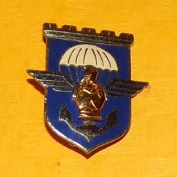 INSIGNE PARACHUTISTE : 17° Régiment de Génie Para, 1 pastille lisse, embouti ,écu crénelé argenté bl