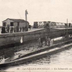 CPA - Marine de Guerre -  LA PALLICE- ROCHELLE- Un Submersible dans le Sass N°4151