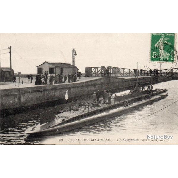 CPA - Marine de Guerre -  LA PALLICE- ROCHELLE- Un Submersible dans le Sass N4151
