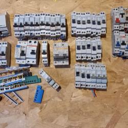 Lot disjoncteurs Legrand, Hager et divers