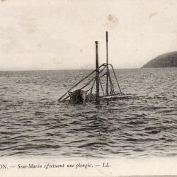 CPA - Marine de Guerre -TOULON - Le SOUS - MARIN  effectuant une plongée N°4153