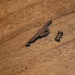 Extracteur avec son ressort de fusil à pompe MOSSBERG