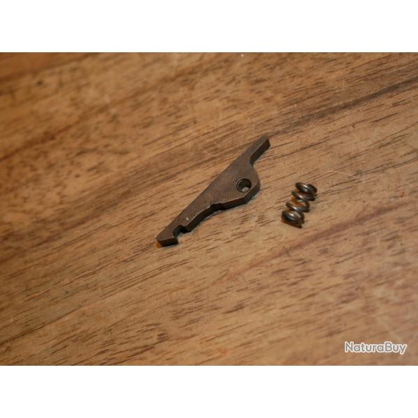 Extracteur avec son ressort de fusil  pompe MOSSBERG