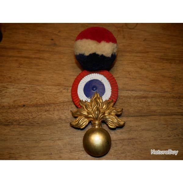Insigne pompon grande tenue d'un kpi 1884 tat major