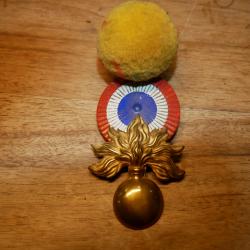 Plaque et pompon jaune de képi 1884