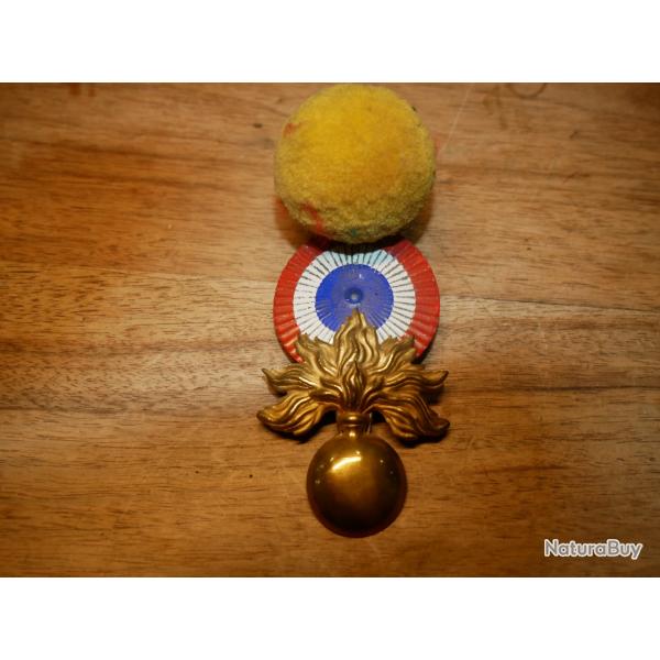 Plaque et pompon jaune de kpi 1884