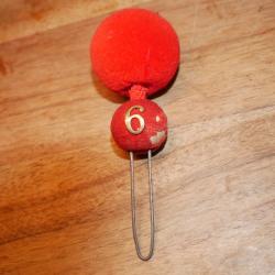 Pompon régimenté rouge second Empire, mité sur un côté