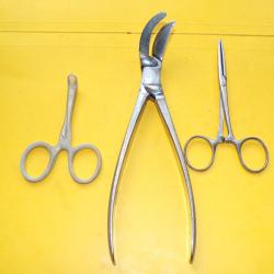 SERVICE DE SANTE : OUTIL MEDICAL LOT DE 2 PINCES ET 1 CISAILLE POUR OPERATION ,BON ETAT  VOIR PHOTOS